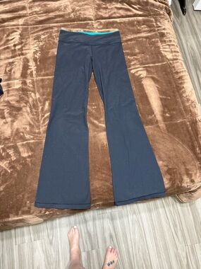 Woman’s size 6 Lululemon reversible Black Flared Leggings